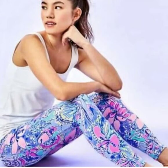 Lilly Pulitzer Luxletic Weekender High Rise Leggings in “Pop Up Got Your Back” - Picture 1 of 9